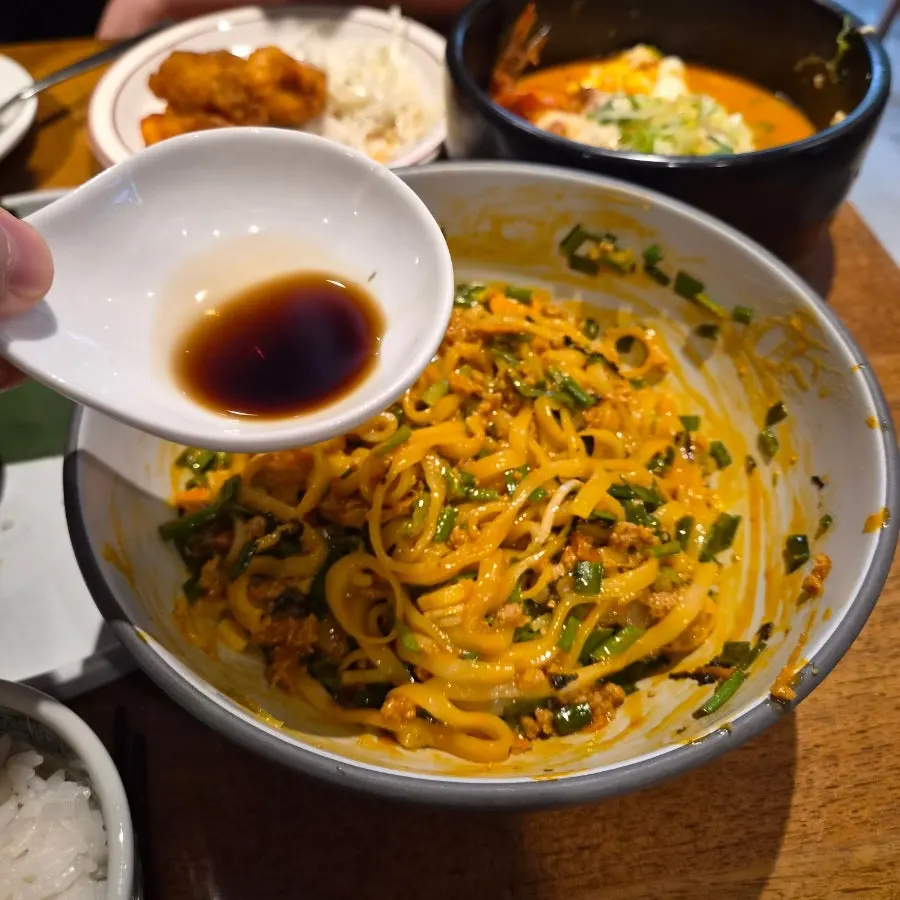 노른자를 터뜨려 비빈 마제소바