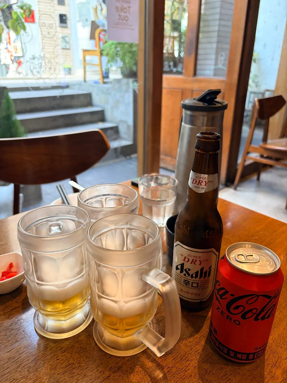 평일 3인 방문한 파동 테이블