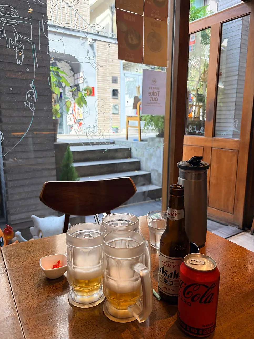 제로콜라와 맥주잔이 놓인 테이블