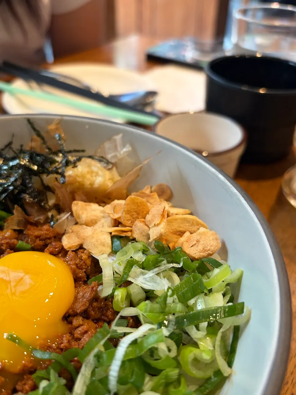 야채와 함께 담긴 덮밥 한 숟갈