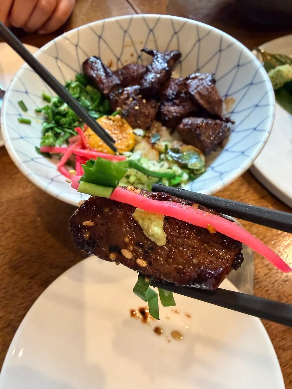 후토마끼와 덮밥, 맥주가 함께 놓인 상