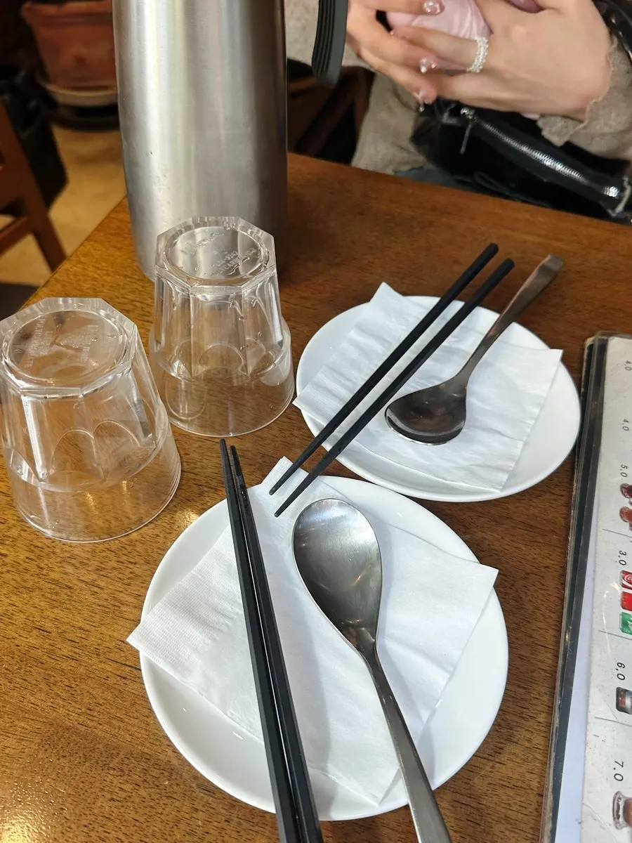 파동 테이블 식기와 물 세팅