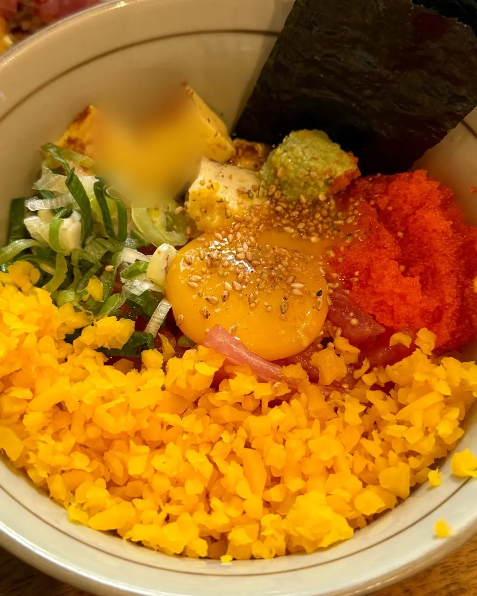 Padong's tuna rice bowl generously topped with tuna