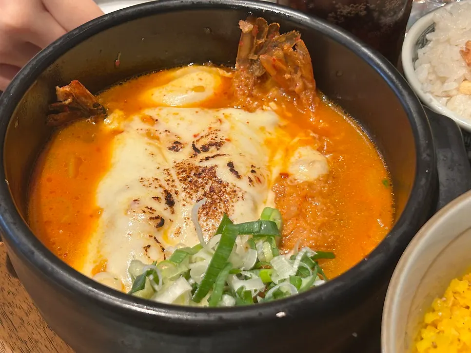 치즈를 듬뿍 올린 김치치즈나베