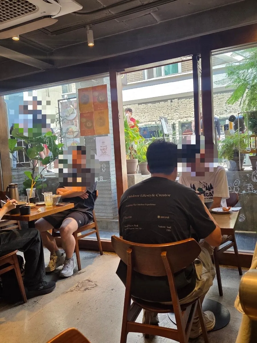 摆放日式小物件的Padong室内