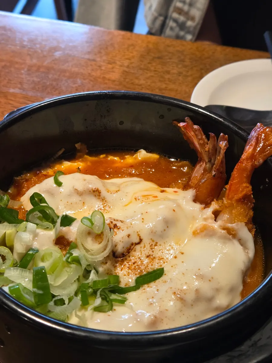 铺满马苏里拉奶酪和炸虾的泡菜奶酪锅