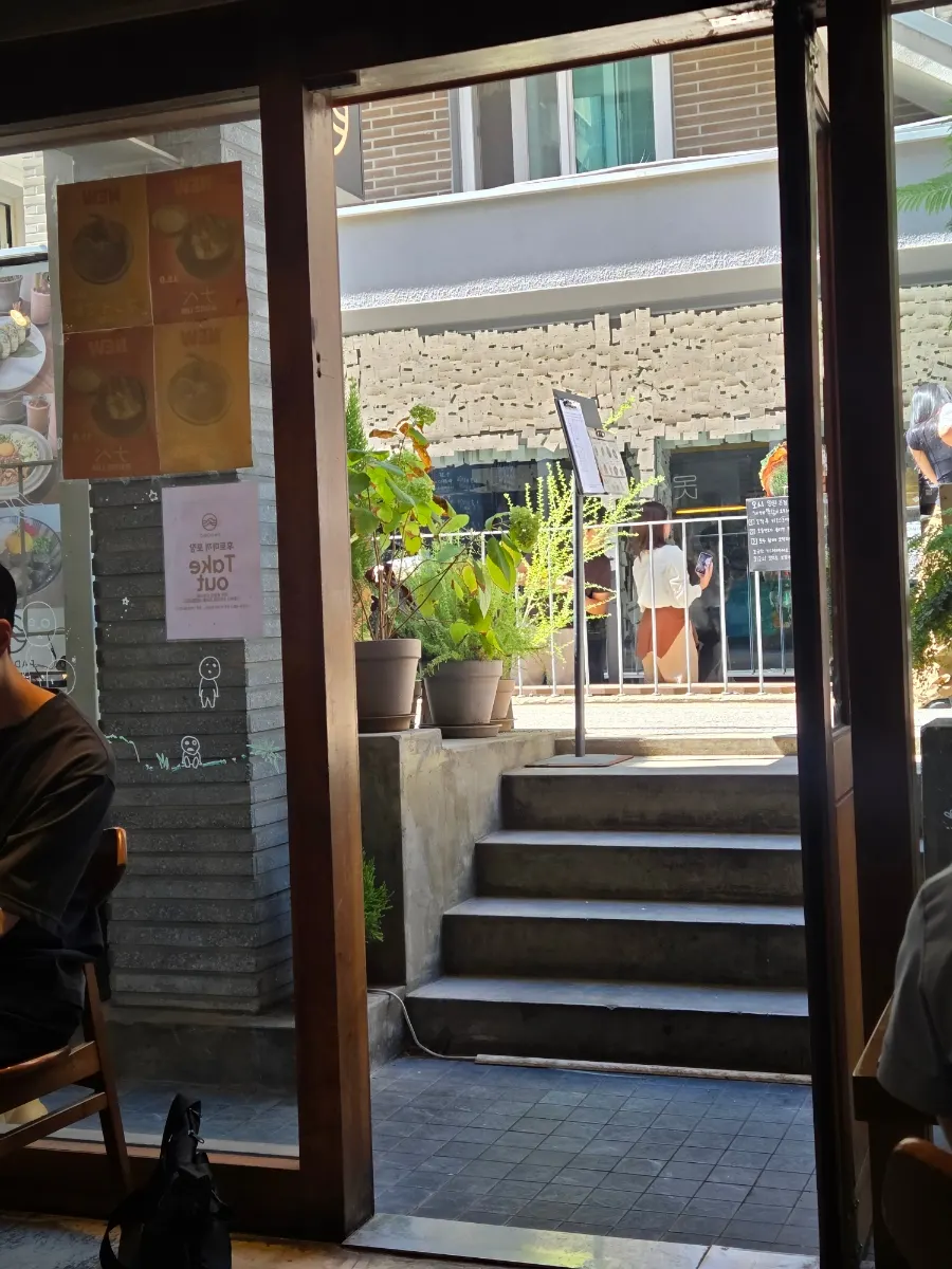 用餐结束后的Padong室内景象