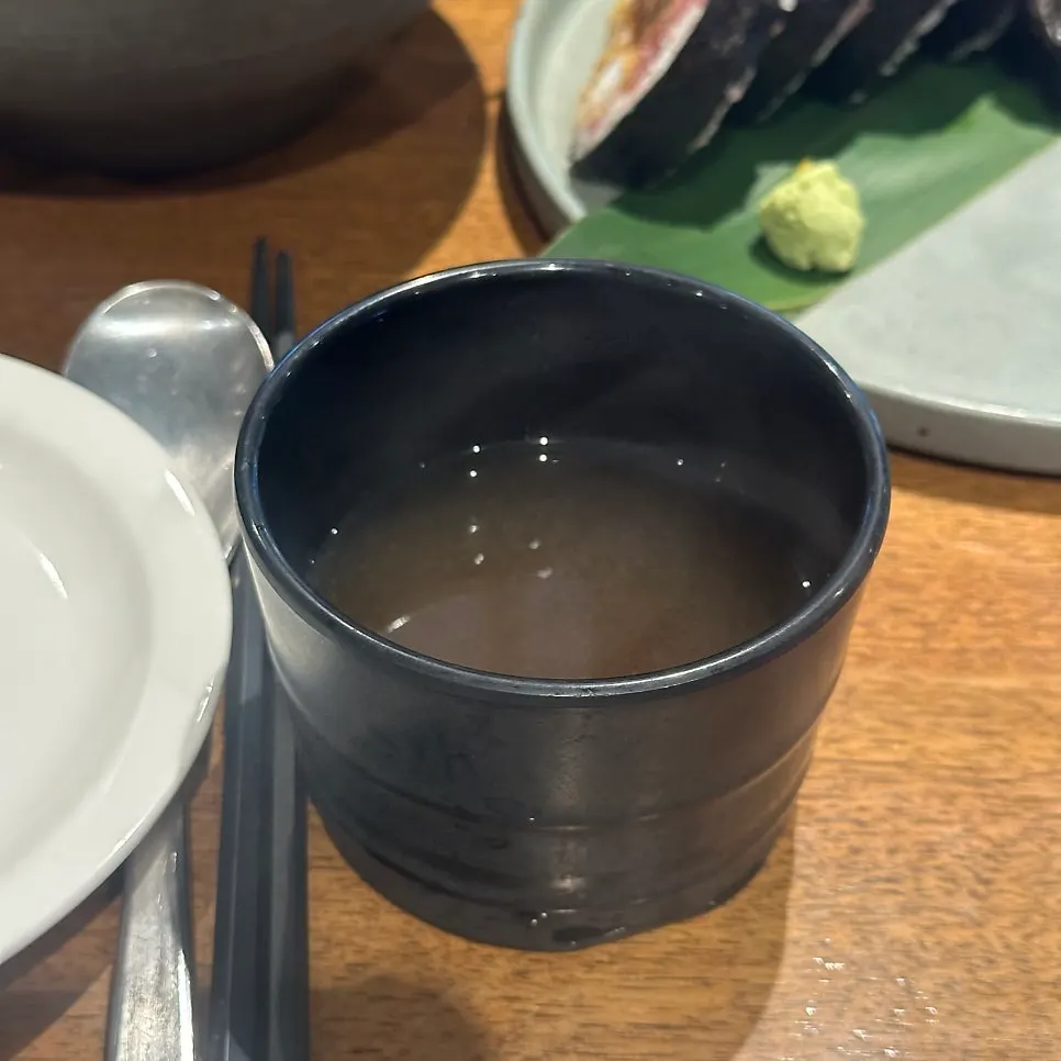 Futomaki and mazesoba set out on the table at Padong