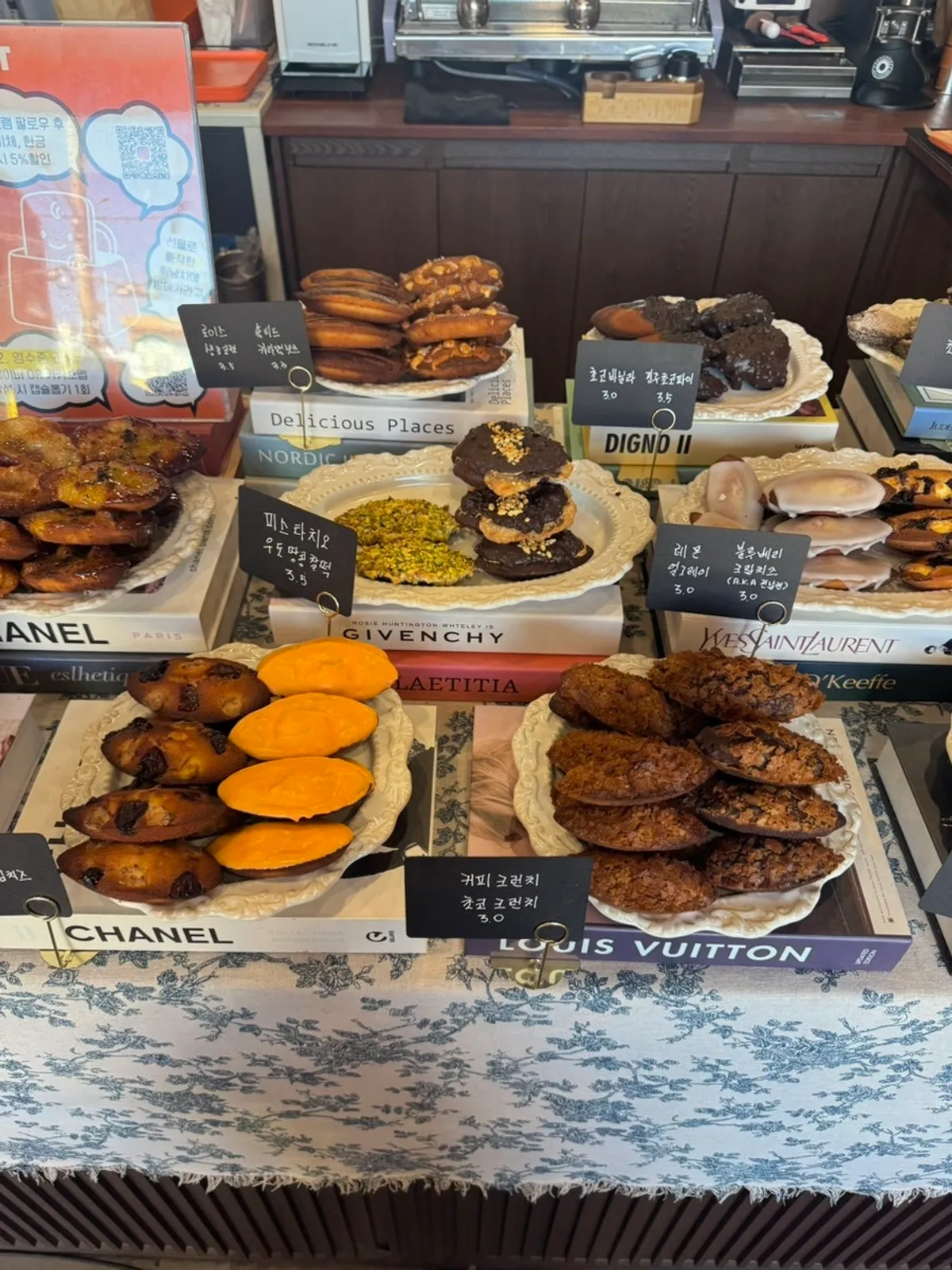 Vitrina con financiers de varios sabores