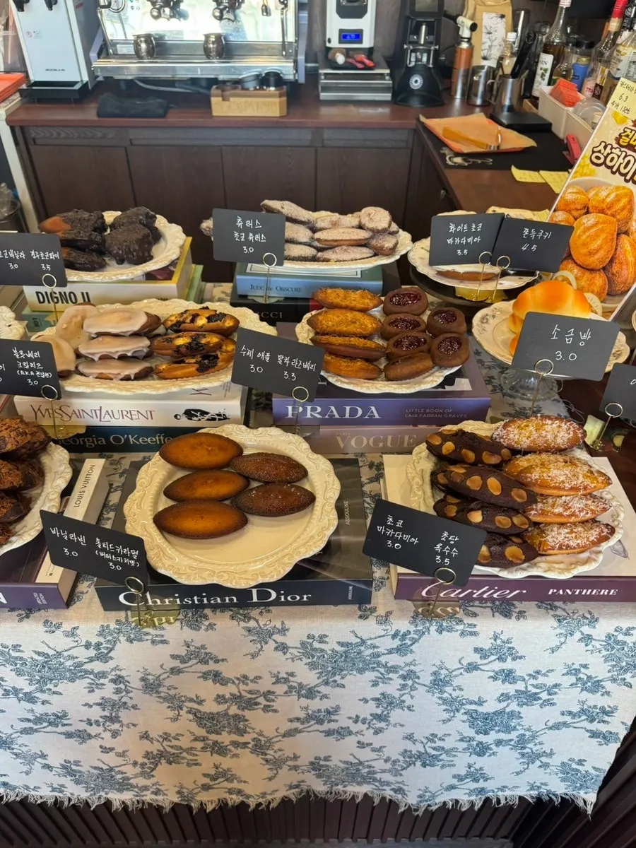 Estante con financiers organizados por sabor