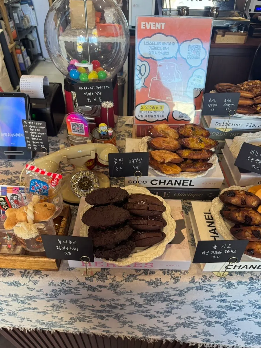 Financiers exhibidos con etiquetas de sabor