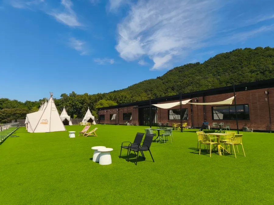 Open view of the Barirus lawn terrace