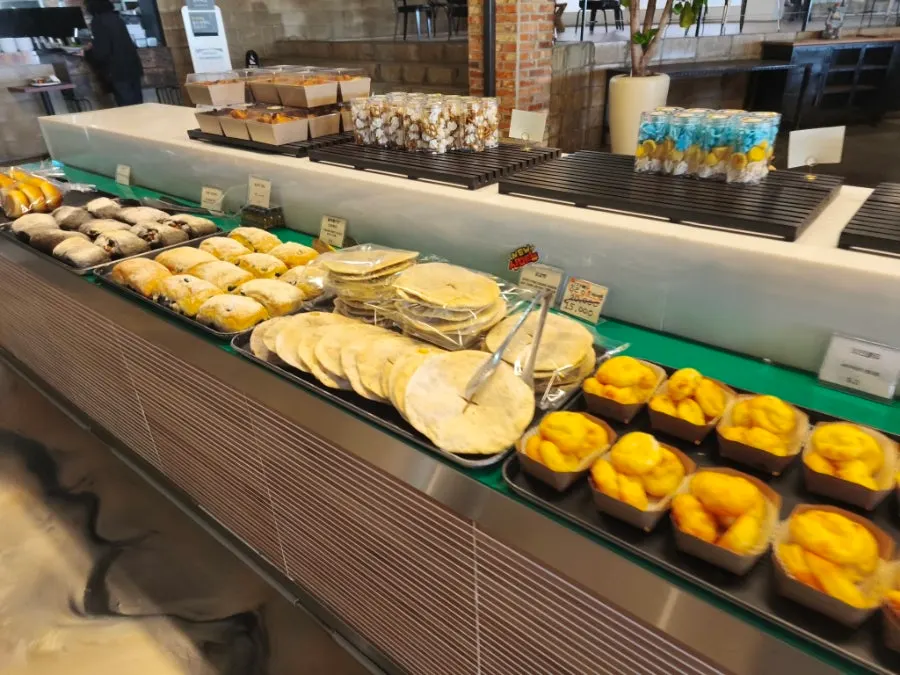 Baguette display shelf at Barirus