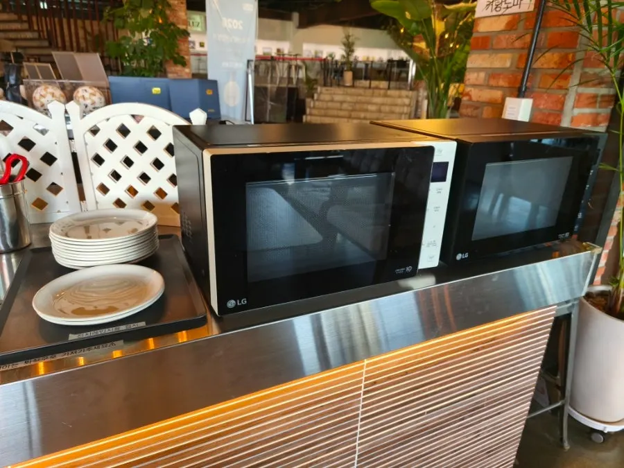 Self-service microwave at Barirus