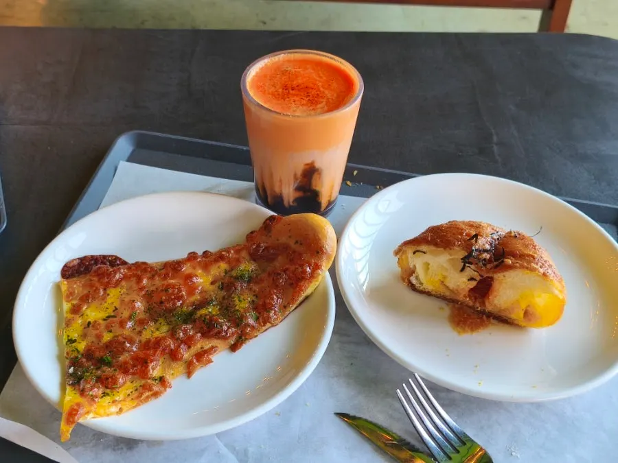 Bari Schüpfer set on the table next to a salty bread
