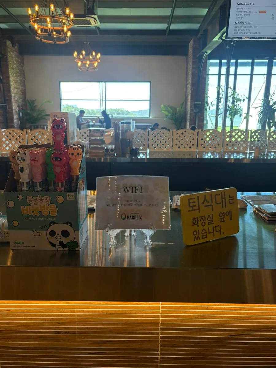 카페 가운데 진열된 당일 생산 베이커리