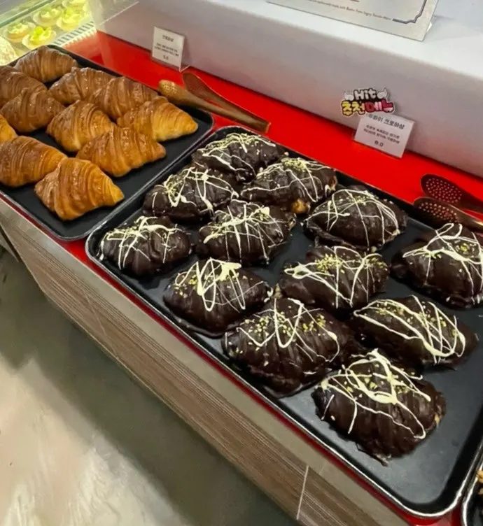 Bakery bread displayed on shelves