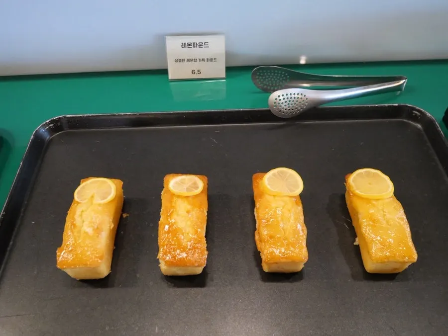 바리루스 베이커리 진열대 빵 클로즈업