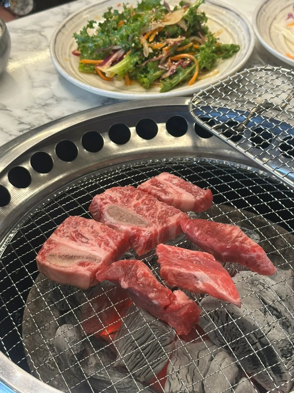 와사비와 소금, 카레가루 등 고기 찍어 먹는 소스