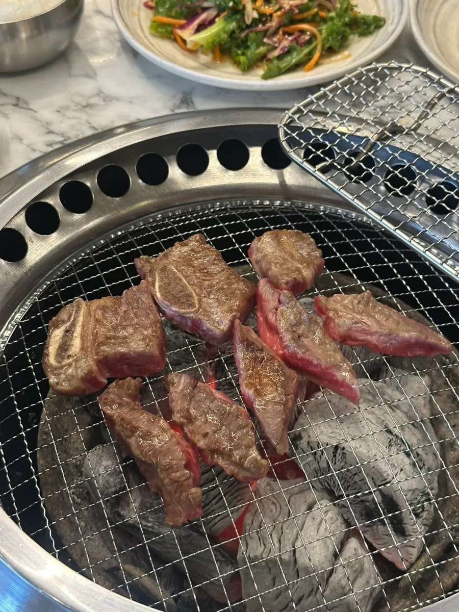 숯불에 구워 잘라 놓은 소갈비