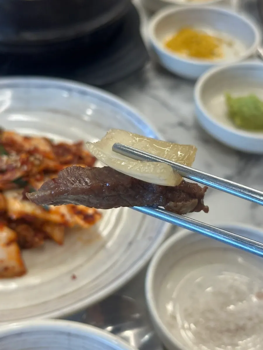 소금에 찍은 소갈비살 한 점