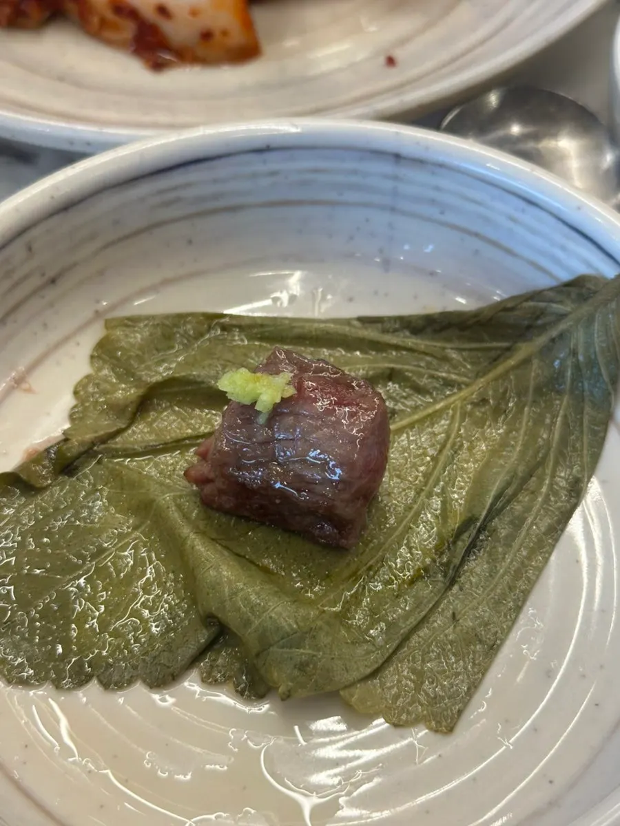 양파절임과 겉절이에 싸 먹는 소고기