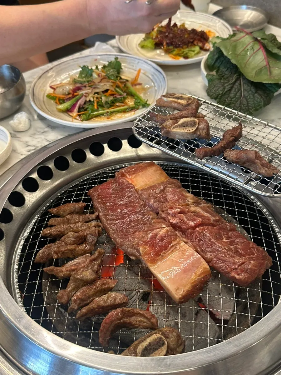 쌈에 올린 구운 고기 한 점