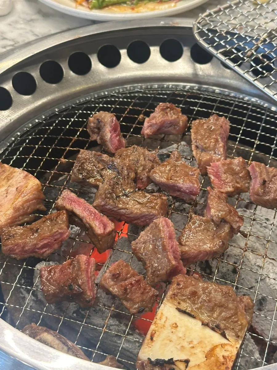 숯불에 올린 두툼한 이동갈비