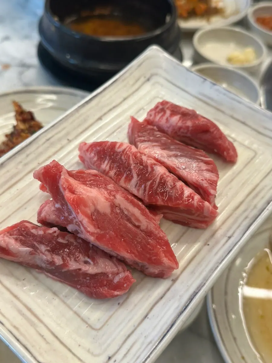 양념이 잘 밴 구운 이동갈비
