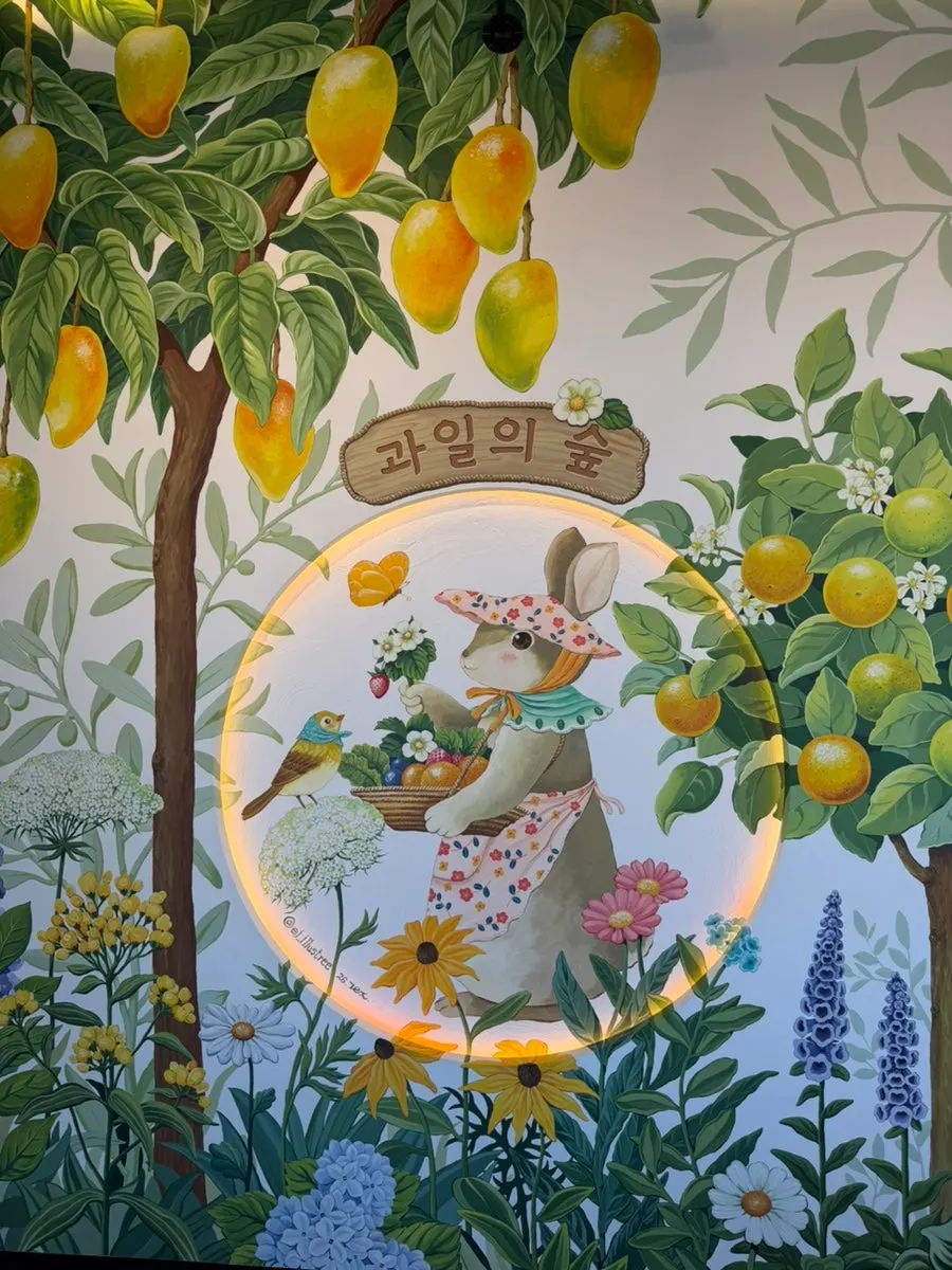 A pile of fresh mangoes inside the store