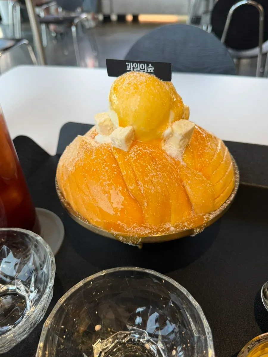 Snow bingsu topped with a ring of fresh mango