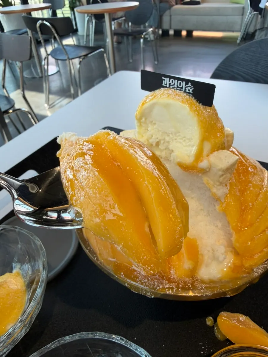 Ice cream and cheese cube toppings on the bingsu