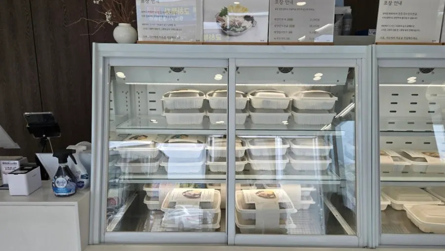 Display shelf of Bubyeokjeong Pyeongyang Mandu takeout products