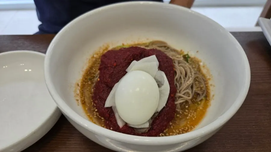 A bowl of Pyeongyang bibim makguksu