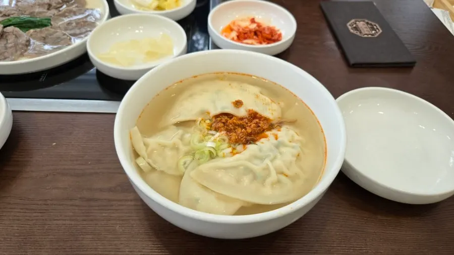 A bowl of Pyeongyang mandu soup