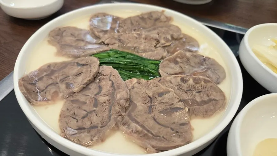 Half plate of arongsatae suyuk with chives