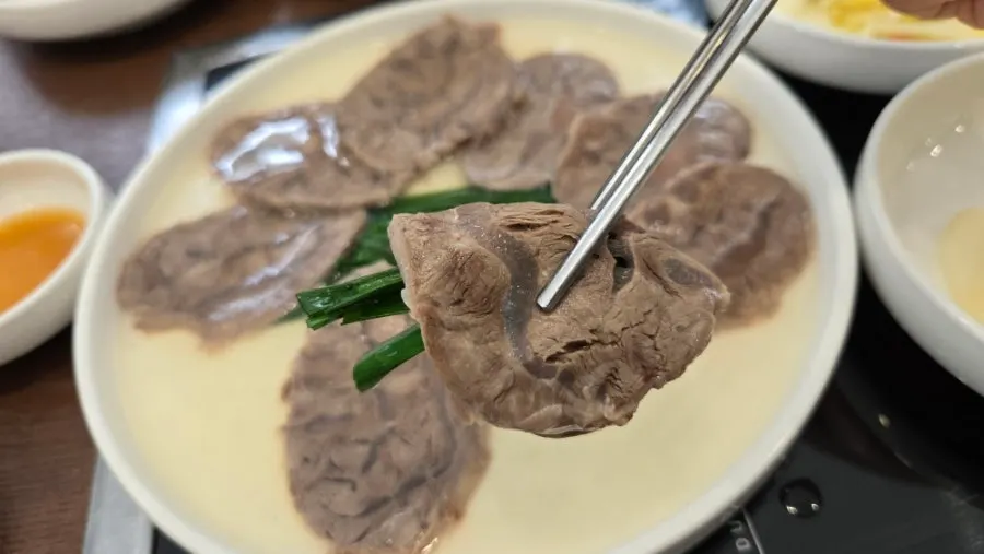 Arongsatae suyuk drizzled with sauce