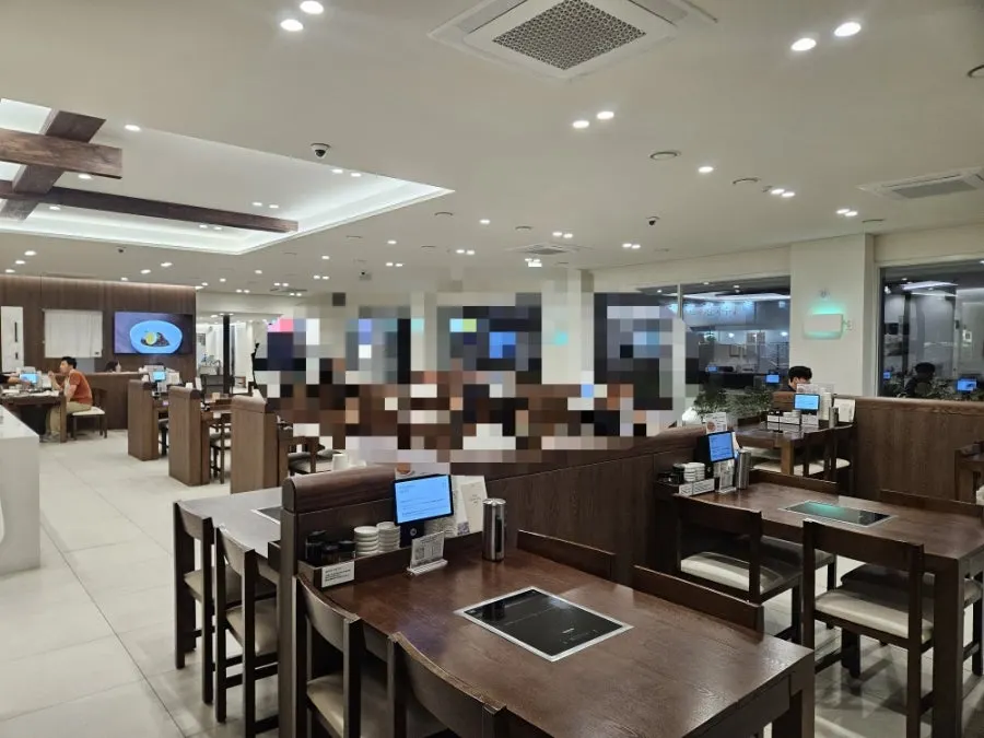 Spacious, upscale interior of Bubyeokjeong Pyeongyang Mandu