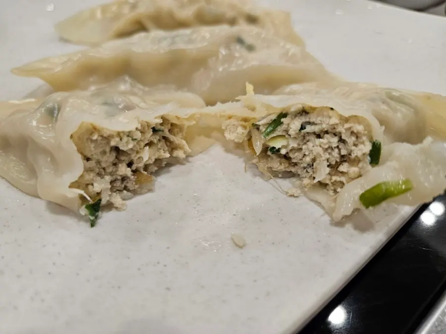 Four pieces of Pyeongyang jeopsi mandu (plate mandu)