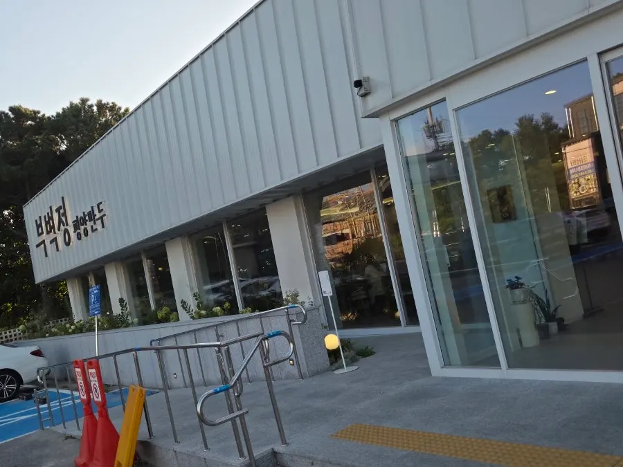 부벽정 평양만두 입구 주변 모습