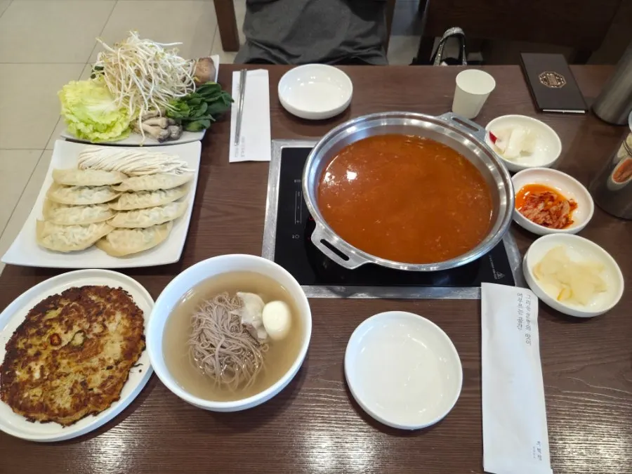 기본 반찬이 차려진 테이블