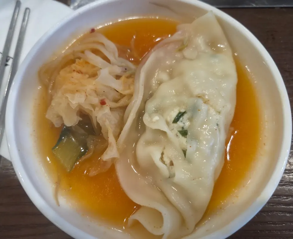 얼큰한 육수에 끓고 있는 만두전골