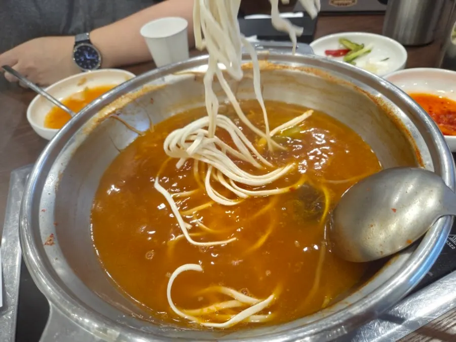 전골 국물에 넣은 칼국수 사리