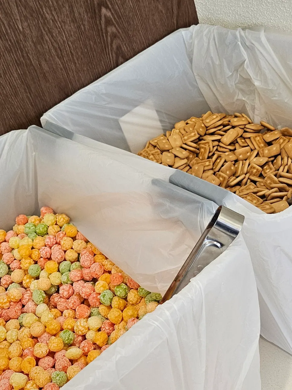 Old-fashioned snacks and misutgaru in the lobby