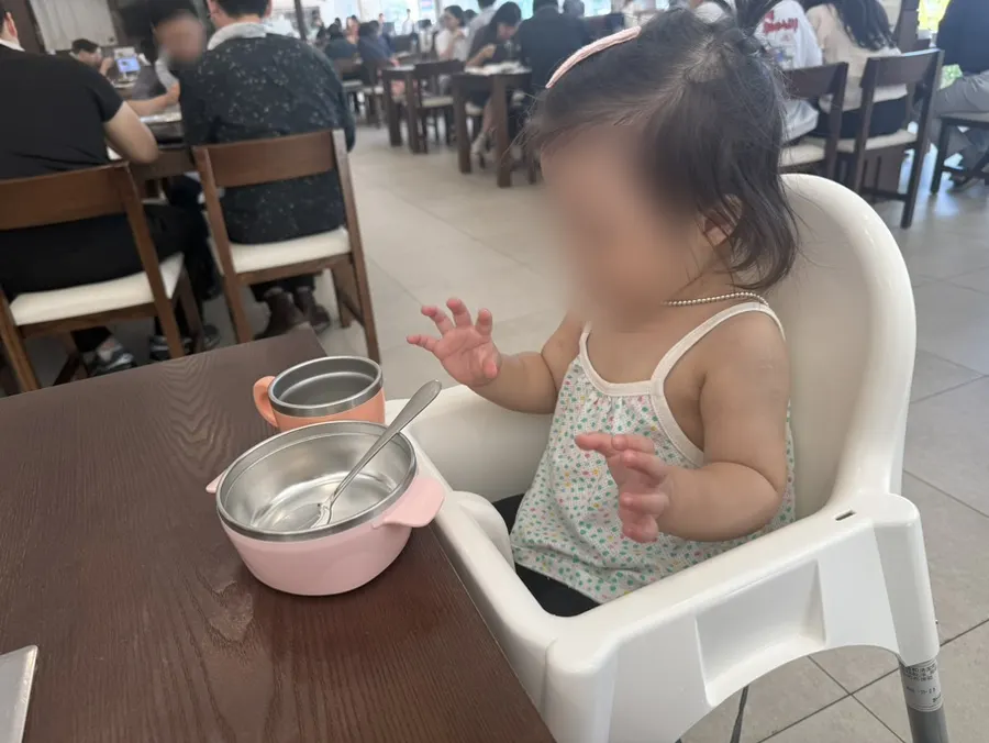 유아의자와 아기식기가 놓인 테이블