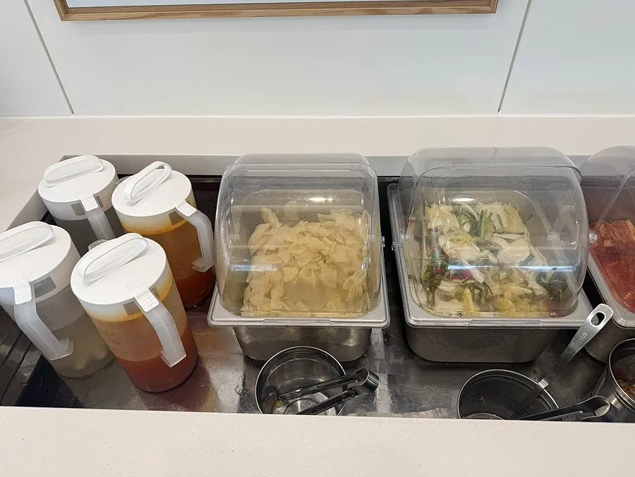 반찬과 전골 육수 리필하는 셀프바