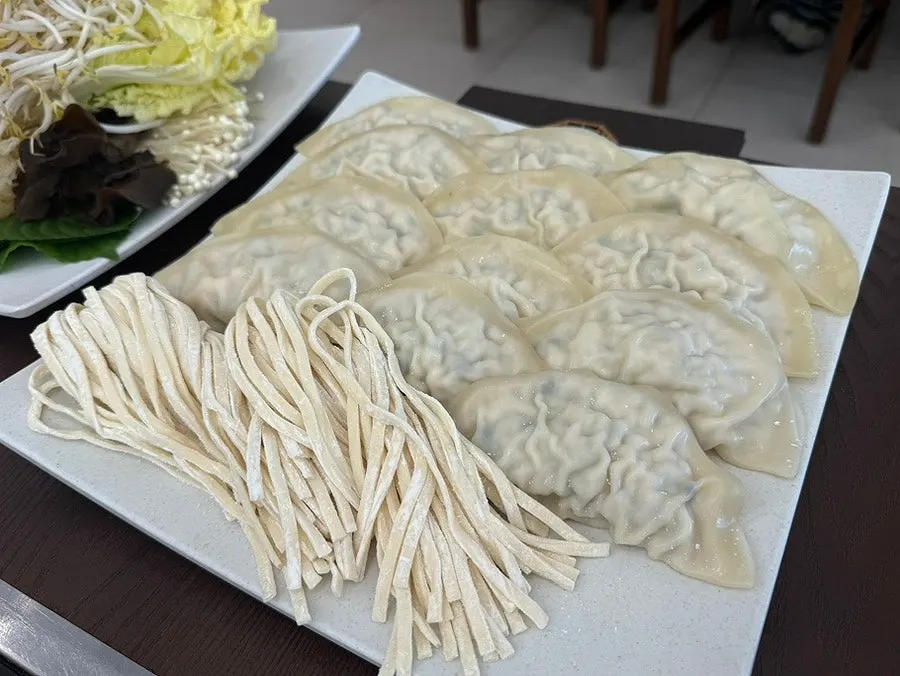 끓기 전 평양만두전골 냄비