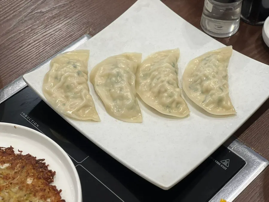 Rough-shaped Pyeongyang mandu in the soup