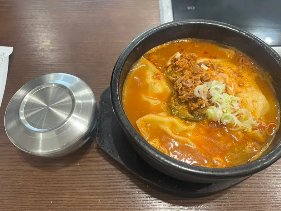 Mandu jjabagi served in a stone pot