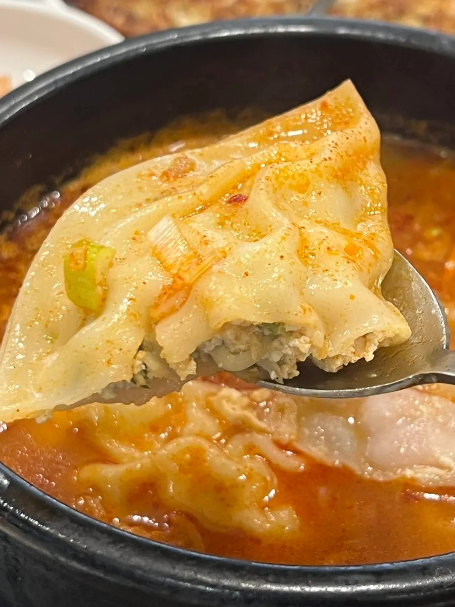 Mandu soaked in the broth of mandu jjabagi